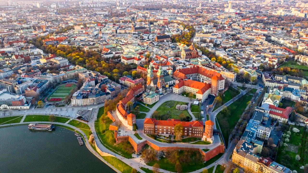 Orașul european care bate Sevilla și Lisabona la turism. Vacanța te costă surprinzător de puțin
