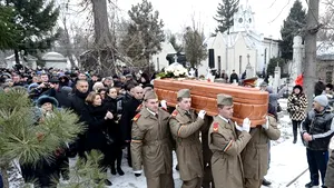 Funeraliile lui Adrian Iovan: Peste 1.000 de oameni, prezenţi la înmormântarea fostului pilot