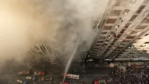 VIDEO Incendiu de amploare într-o clădire birouri din capitala statului Bangladesh. Mai multe persoane sunt prinse înăuntru