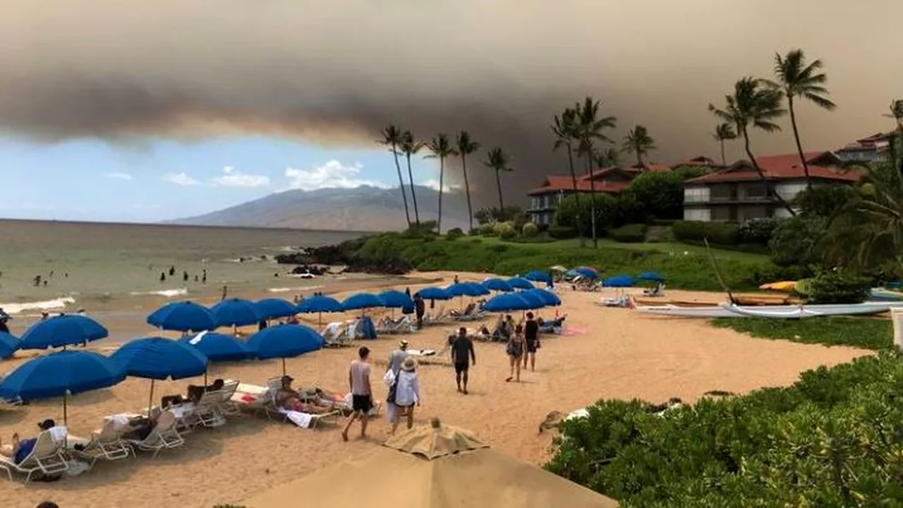 Stare de urgenţă pe insula Maui din Hawaii: Mii de persoane evacuate din calea incendiilor de vegetaţie | FOTO, VIDEO