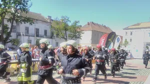 Pompieri, părinţi cu copii sau persoane în scaun rulant la cea mai mare alergare din vestul ţării