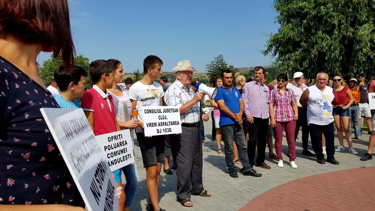 Protest pentru asfaltarea unui drum turistic în Cluj; când plouă, autocarele sunt scoase cu tractorul