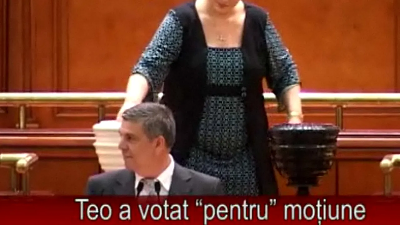 Teo Trandafir, îmbrăţişată de Aura Vasile după ce a votat 