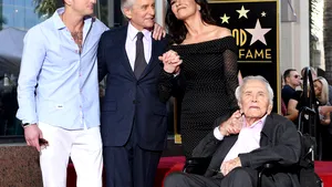 Moment emoţionant pentru doi actori celebri: Stea pentru Michael Douglas, alături de a tatălui său, Kirk Douglas, pe Walk of Fame