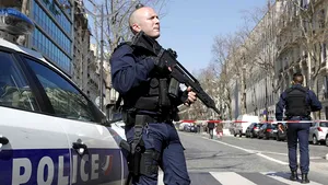 Protestele violente din Franţa: Emmanuel Macron nu va ceda presiunii exercitate de „huligani”