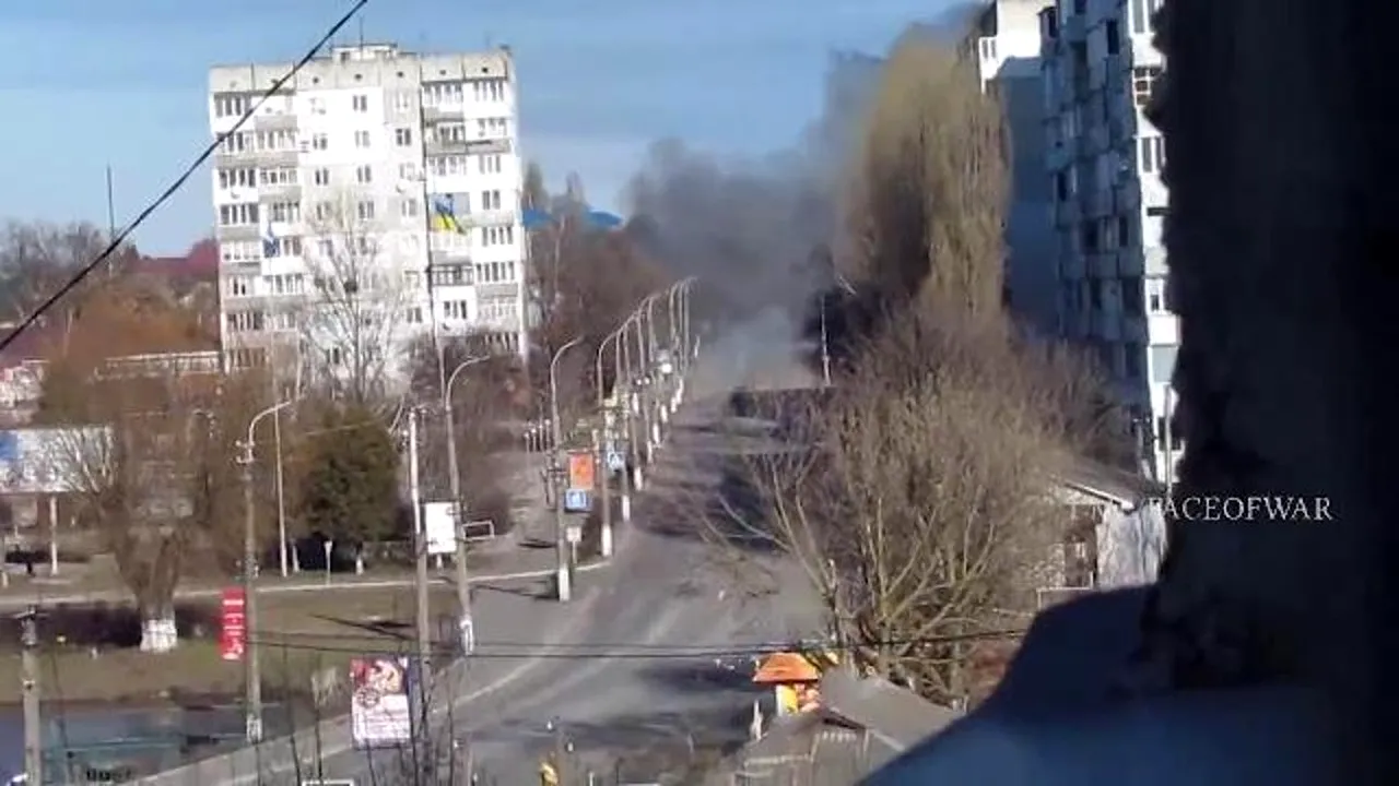 Război în Ucraina. Un tanc rusesc a tras în cameramanul care filma o clădire în flăcări din Borodianka
