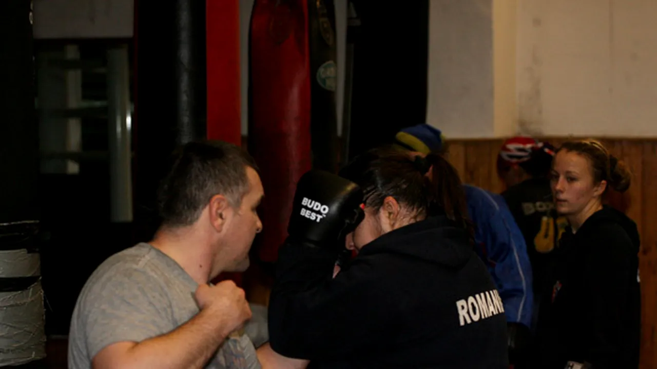 Doroftei s-a antrenat cu fetele de la lotul naţional de box - FOTO