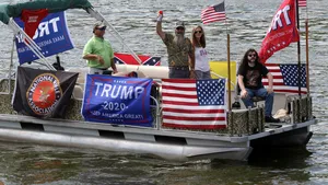 Parada nautică organizată de susţinătorii lui Trump pentru a doborî un record mondial s-a soldat cu scufundarea unei ambarcaţiuni