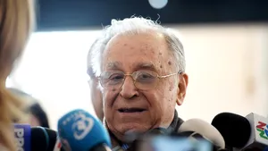Fostul preşedinte Ion Iliescu a votat şi pentru turul 2 la alegerile prezidenţiale 2019. Membrii secţiei de votare i-au adus urna mobilă. VIDEO