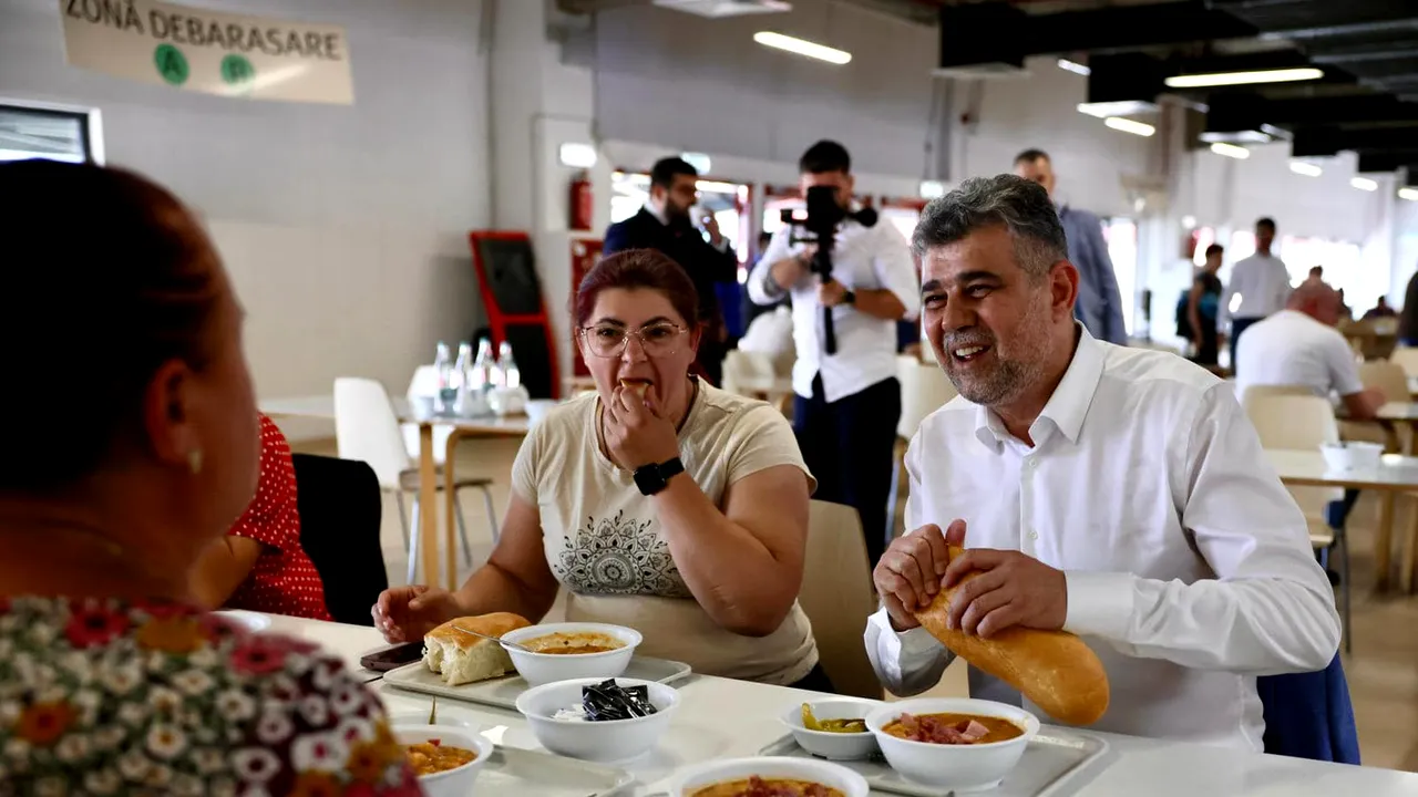 Premierul în campanie electorală. Ciolacu a mâncat fasole cu ciolan la cantina unei fabrici din Baia Mare
