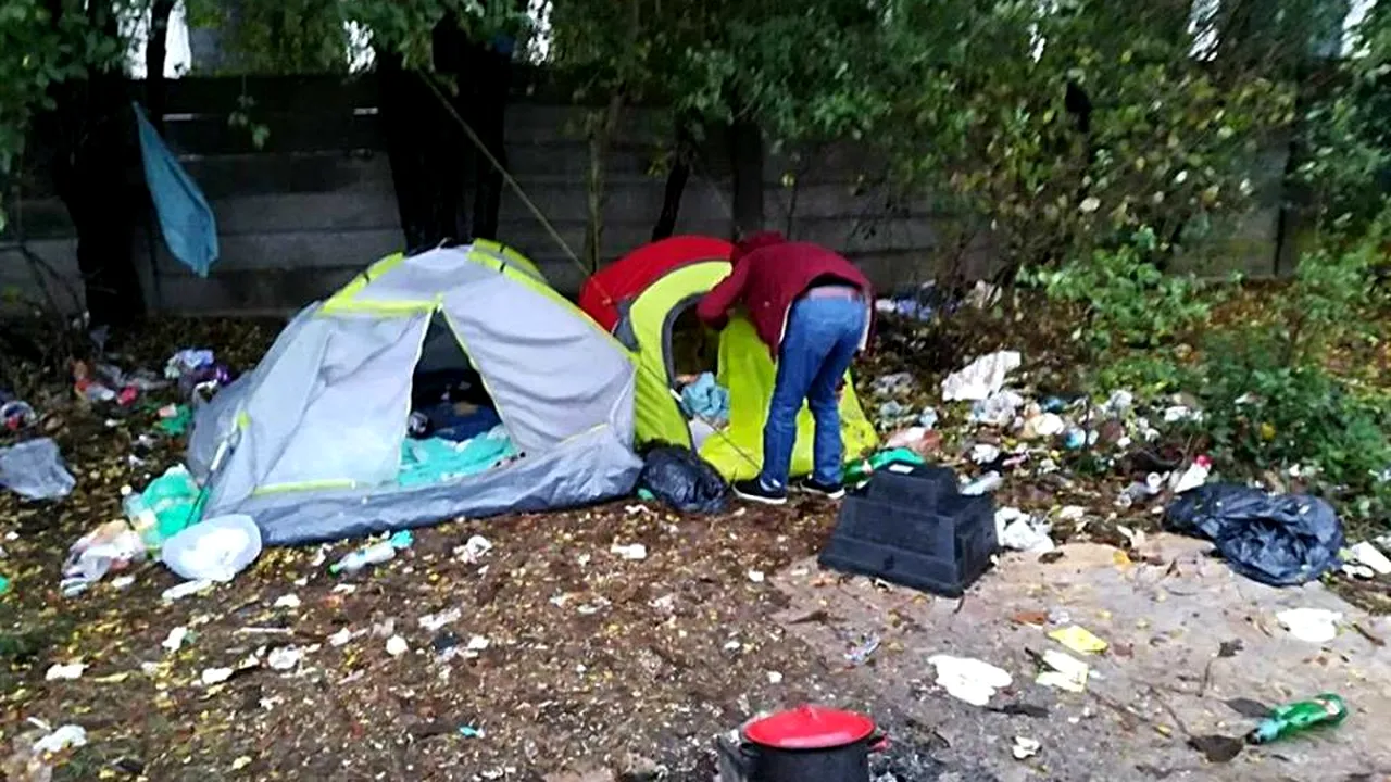 Unsprezece migranţi din Afganistan, între care trei copii, găsiţi de poliţişti într-o tabără improvizată | FOTO