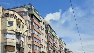 Incendiu izbucnit la un apartament din București. Sunt înregistrate degajări mari de fum