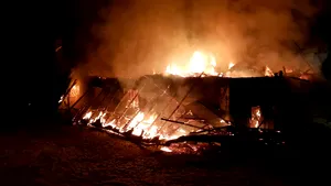 Incendiu puternic într-o zonă turistică din România. O casă, în flăcări la Moieciu. În zonă nu există hidranţi - VIDEO, FOTO