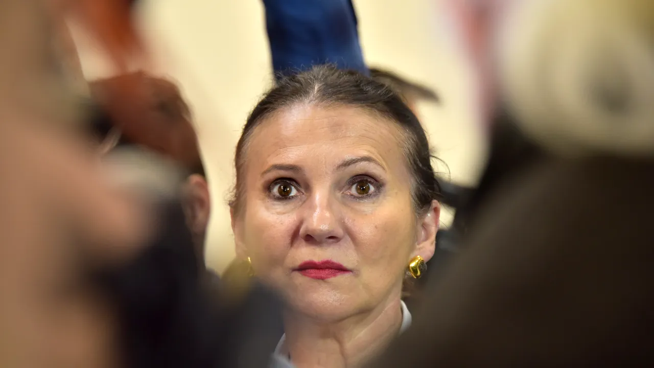 Sorina Pintea, luată cu ambulanţa de la Arestul Central. Fostul ministru al Sănătăţii va fi pus sub control judiciar