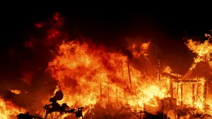 Incendiu violent în Los Angeles: 30.000 de oameni au fost evacuaţi