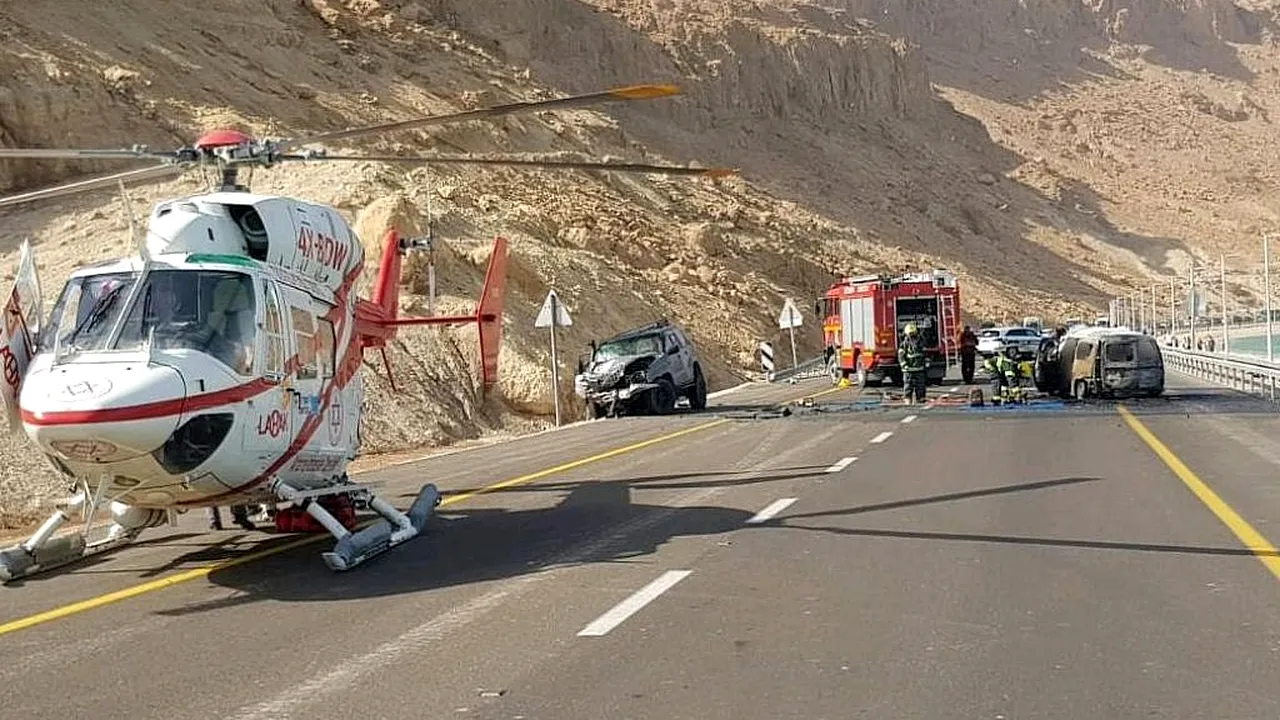Încă un accident grav la Marea Moartă: Cel puţin şase morţi după ce un microbuz a fost lovit de un camion | VIDEO