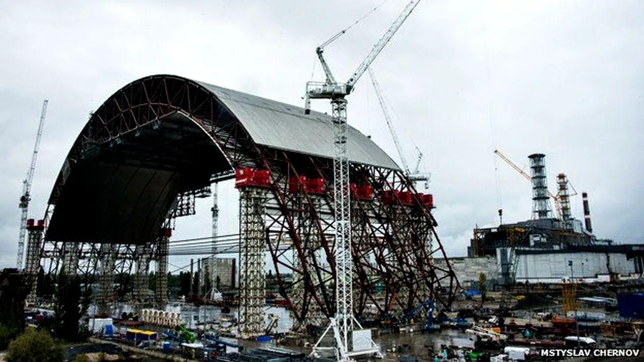 Cum arată noul dom de oţel al reactorului avariat de la centrala nucleară de la Cernobîl. E mai înalt decât Statuia Libertăţii şi de 3 ori mai greu decât Turnul Eiffel - FOTO, VIDEO