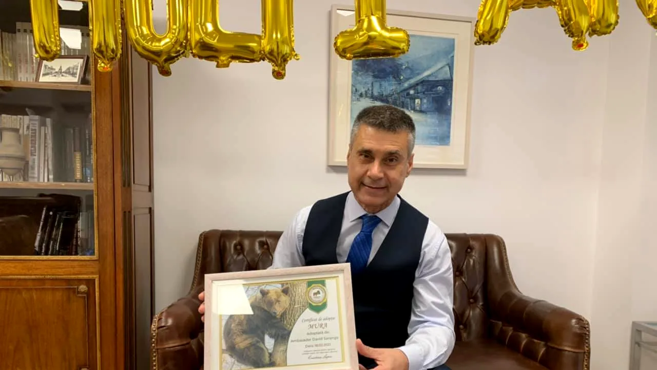 Ambasadorul Israelului în România, tatăl adoptiv al unui urs de la Sanctuarul din Zărneşti