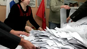 Observatorii independenţi anunţă numeroase fraude la alegerile din Rusia