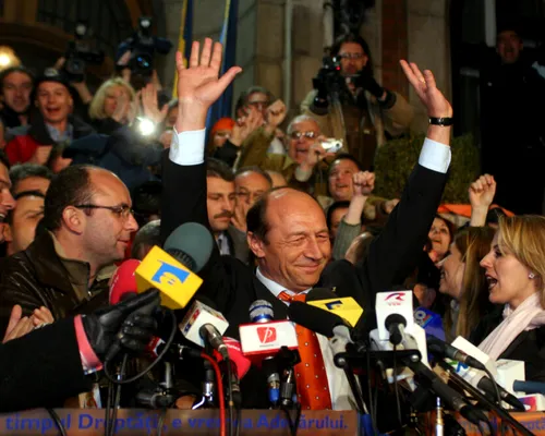 RETROSPECTIVĂ MEDIAFAX 35. 2004 – România intră în NATO, iar Traian Băsescu ajunge la Palatul Cotroceni. România, șocată de tragedia de la Mihăilești