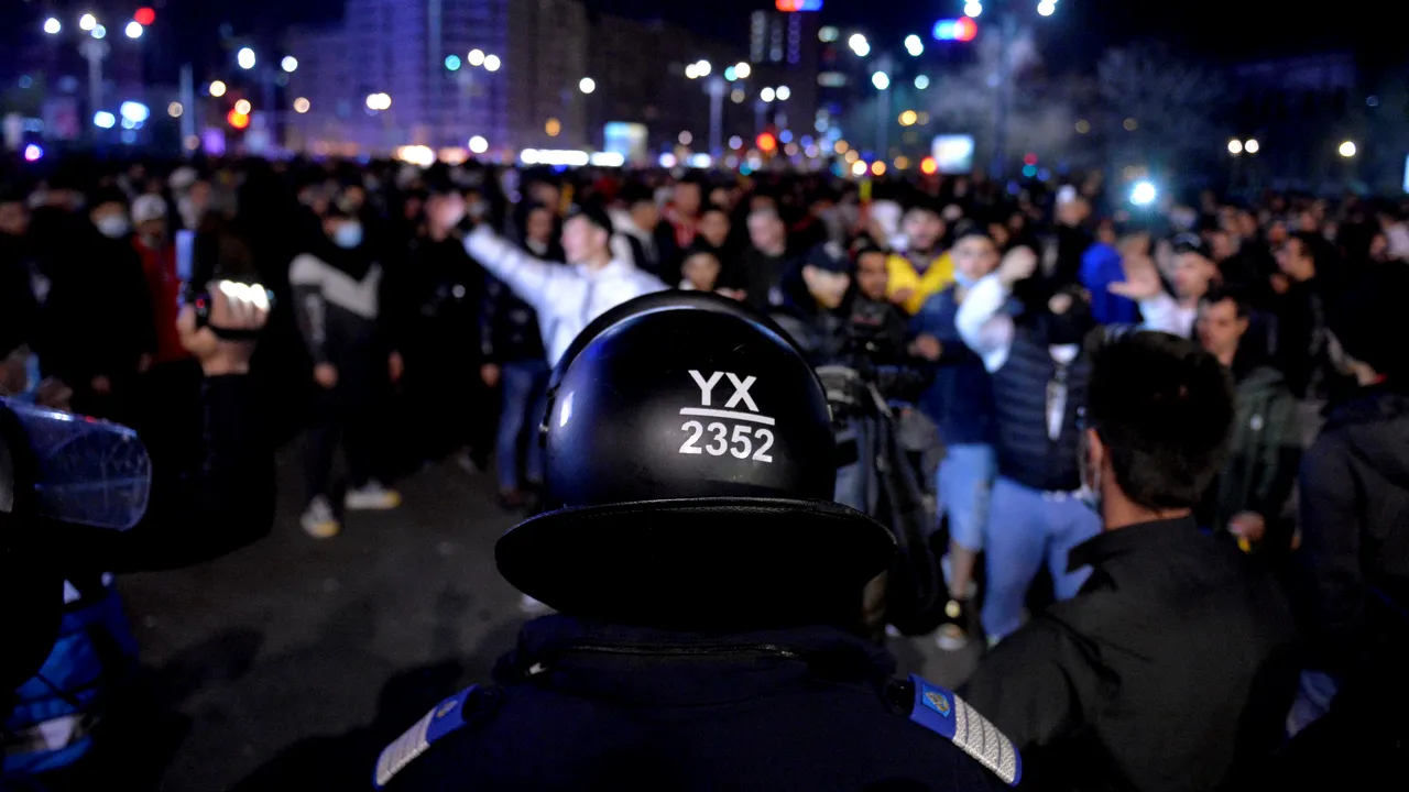 GALERIE FOTO | Protestul anti-restricţii din Bucureşti, în imagini. Cum au arătat străzile Capitalei noaptea trecută
