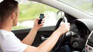 Un tânăr s-a oprit într-un cap de pod, după ce a condus haotic. Motivul: se uita la telefonul mobil | VIDEO
