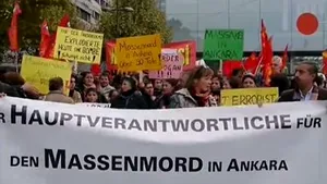 CONFRUNTĂRI între poliţie şi persoane care voiau să depună flori la locul atacurilor din Ankara - VIDEO