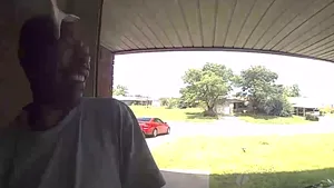 Terifiant: Momentul în care un bărbat este muşcat de faţă de un şarpe ascuns la intrarea într-o locuinţă. Totul a fost surprins de camerele de supraveghere | VIDEO