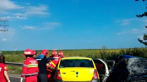 Tragedie la Constanţa: Un mort şi trei răniţi după ce un şofer a întors pe linia continuă - FOTO