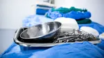 Un bărbat cu o macetă înfiptă în cap a mers singur la spital. A așteptat pe hol și s-a jucat la telefon