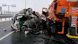 Accident grav pe autostrada A1. Trei persoane decedate şi una rănită grav. Coliziune cu un utilaj de deszăpezire