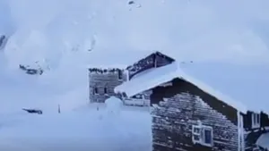 VIDEO | Risc maxim de avalanşe în Munţii Făgăraş. Imaginile de poveste surprinse de salvamontişti