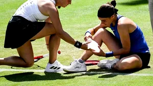 Gestul care face înconjurul Internetului: o jucătoare de tenis din Rusia o ajută să se ridice pe o adversară din Ucraina

