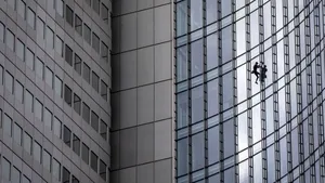 ”Omul Păianjen” francez, arestat în Germania, după ce a escaladat un zgârie-nori de 42 de etaje în doar 20 de minute | FOTO, VIDEO 