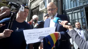 Kelemen Hunor şi-a depus candidatura pentru prezidenţiale pe trotinetă: Nu trebuie politicienii să se ocupe de fericirea oamenilor / Preşedintele nu trebuie să fie pompier/ VIDEO