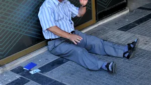 Un australian vine în Grecia să ajute un pensionar fotografiat în timp ce plângea în faţa unei bănci