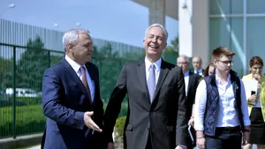 GALERIE FOTO Liviu Dragnea a glumit cu Hans Klemm, după achiziţia avionului Boeing 737-800: Vrem bonus două F 16