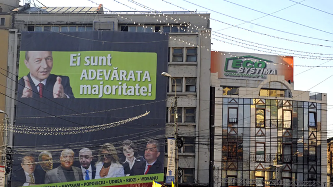 Banner anti-Băsescu, amplasat lângă sediul de campanie al acestuia