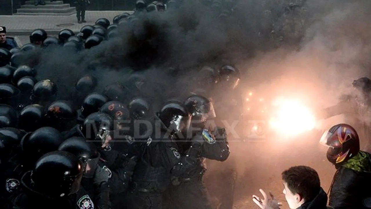PROTESTE la Kiev: NATO îndeamnă autorităţile şi opoziţia din Ucraina la dialog