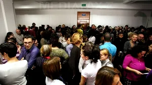 Angajaţii Direcţiei de Finanţe Timiş au întrerupt activitatea şi au ieşit pe holurile instituţiei