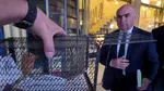 Ilie Bolojan, alergat pe stradă cu o cușcă de șobolani de către activistul Marian Ceaușescu: „Când ne va merge bine?”