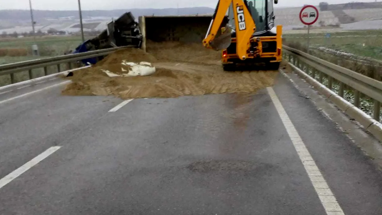 Se adună nisipul de pe autostrada Bucureşti-Piteşti 