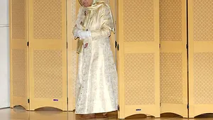 Regina Marii Britanii, desculţă şi cu capul acoperit într-o moschee din Abu Dhabi - FOTO, VIDEO