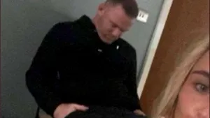 Wayne Rooney, victima unei tentative de înscenare? Imaginile cu antrenorul, înconjurat de femei într-o cameră de hotel, au devenit virale