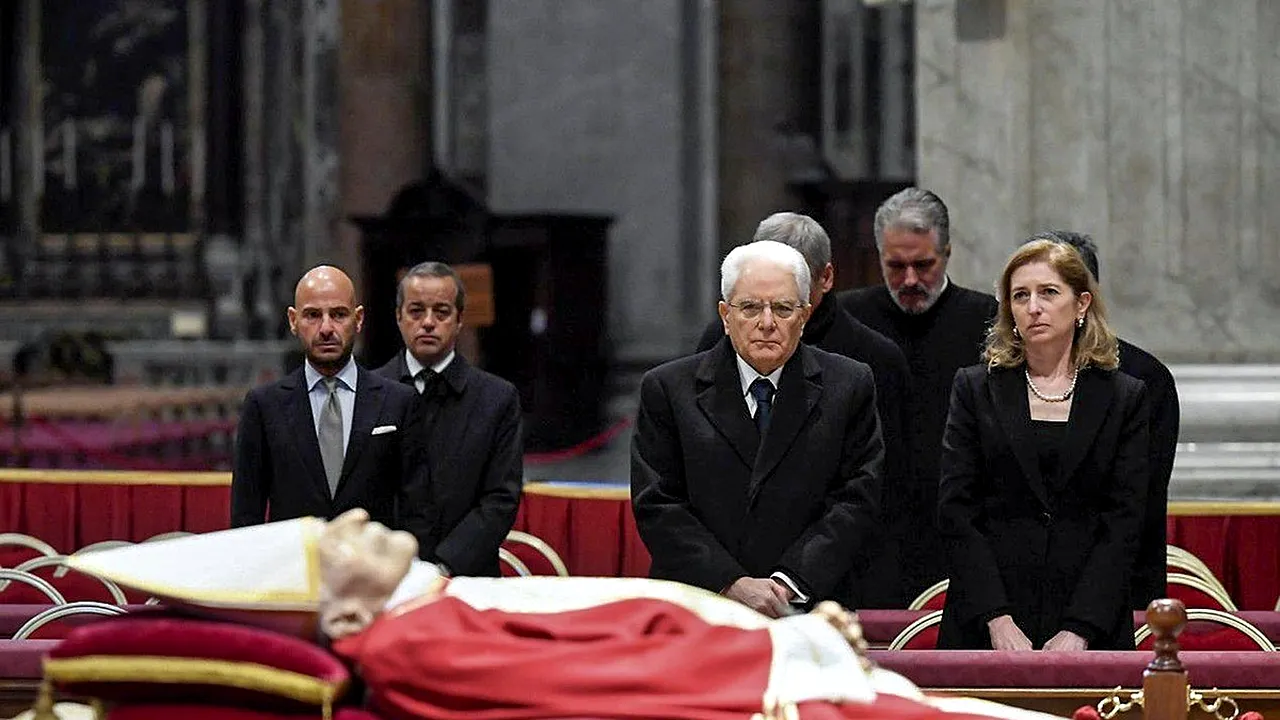 Funeraliile Papei Emeritus Benedictus al XVI-lea. Cei îndoliaţi s-au adunat în Piaţa Sfântului Petru ca să-şi ia rămas bun de la fostul papă 