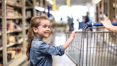 SĂNĂTATE 72% dintre părinți recunosc că ajung să cumpere ce le cer copiii la supermarket, chiar dacă nu voiau