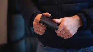 Portofele din piele pentru bărbați: stil clasic vs. stil contemporan (P)