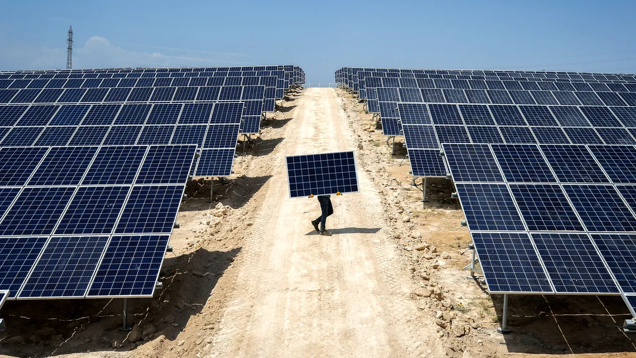 Un fond britanic de investiţii construieşte cel mai mare parc solar din România