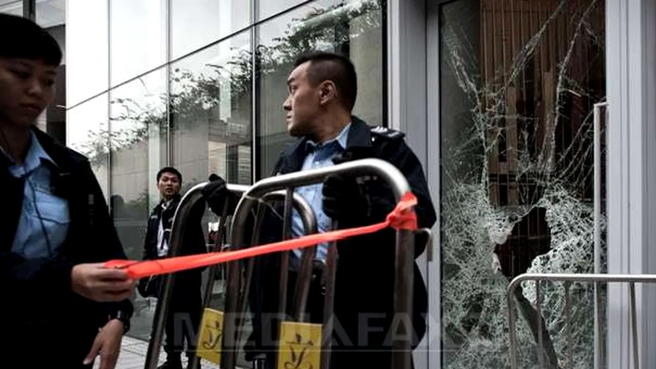 Noi INCIDENTE la Hong Kong: Manifestanţi mascaţi au încercat să intre în Parlamentul din Hong Kong