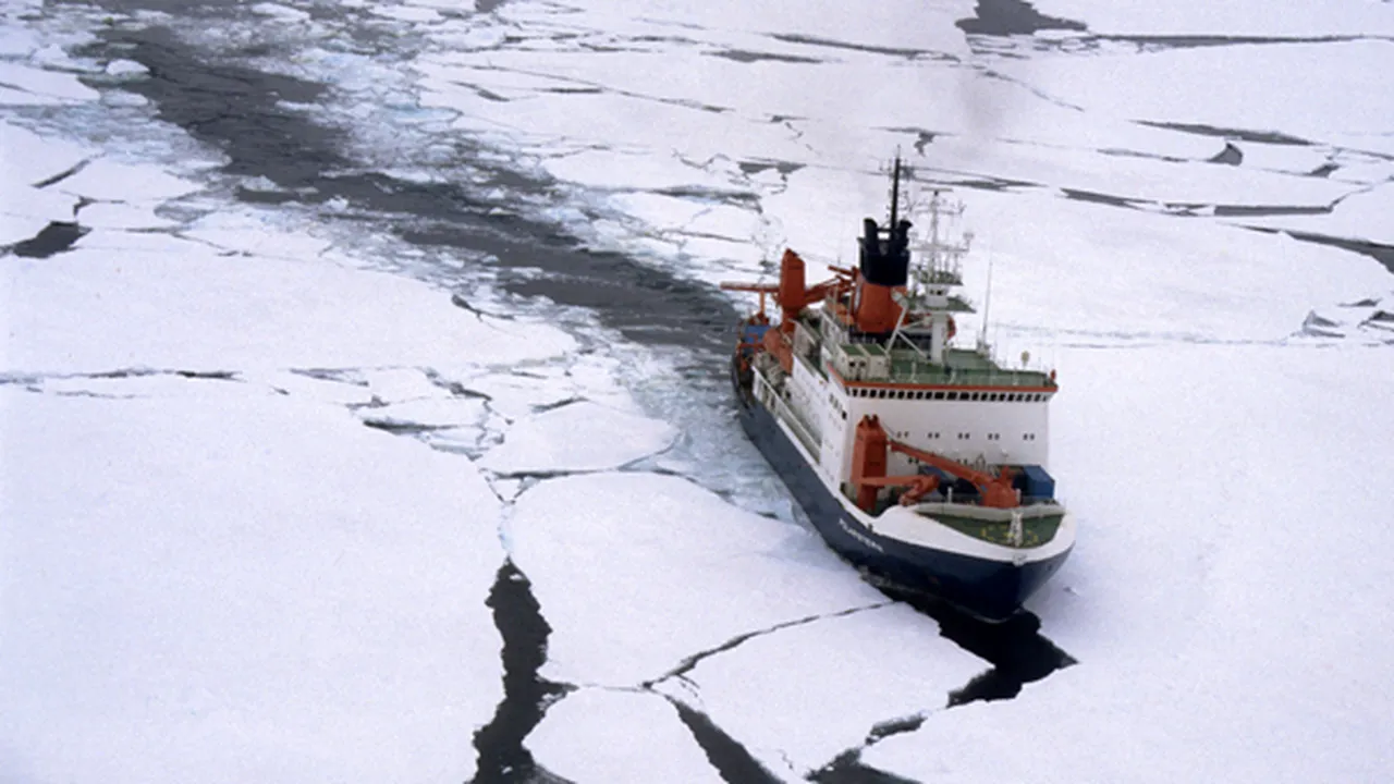 Navă rusească cu 105 pasageri la bord, blocată în Antarctica